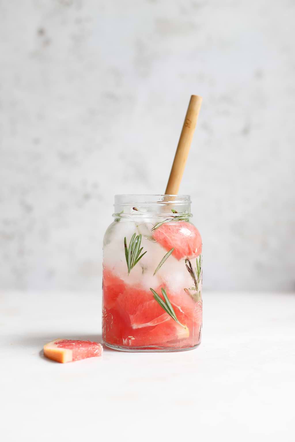 Detox water met grapefruit en rozemarijn